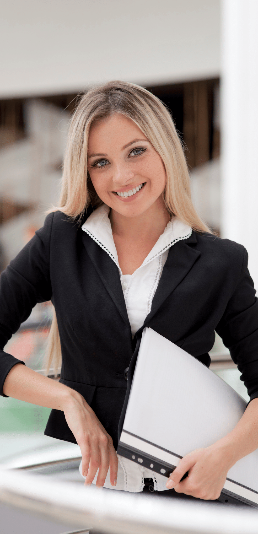 smiling-female-hr-handshaking-businesswoman-at-group-meeting-or-interview